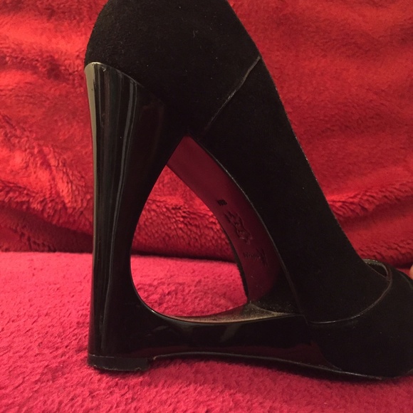 Leather suede shoes with stylish cut out high heel - Picture 3 of 5